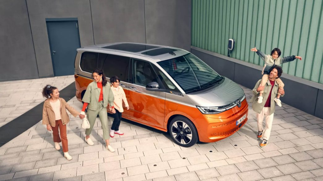 VW Multivan gris et orange avec famille