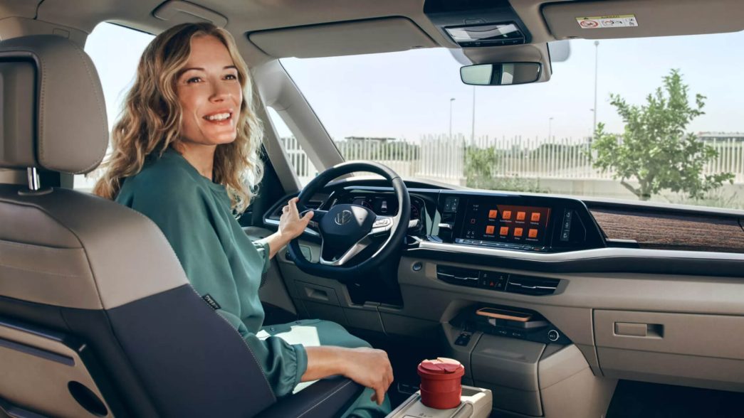 VW Multivan tableau de bord avec femme