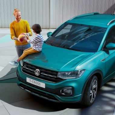AMAG SUV VW T-Cross mit Mann und Kind auf der Motorhaube