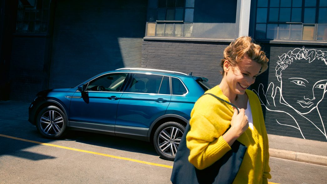Blauer Audi Q5 Sportback seitliche Front
